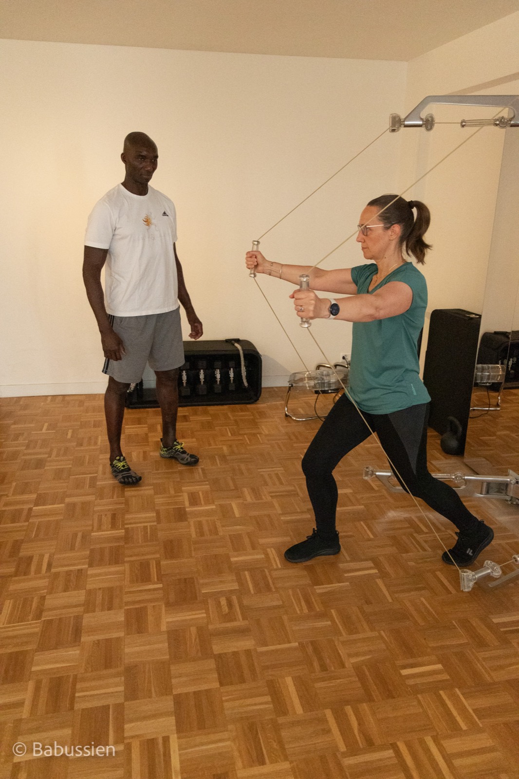 Séance de coaching sur machine à câble dans le studio